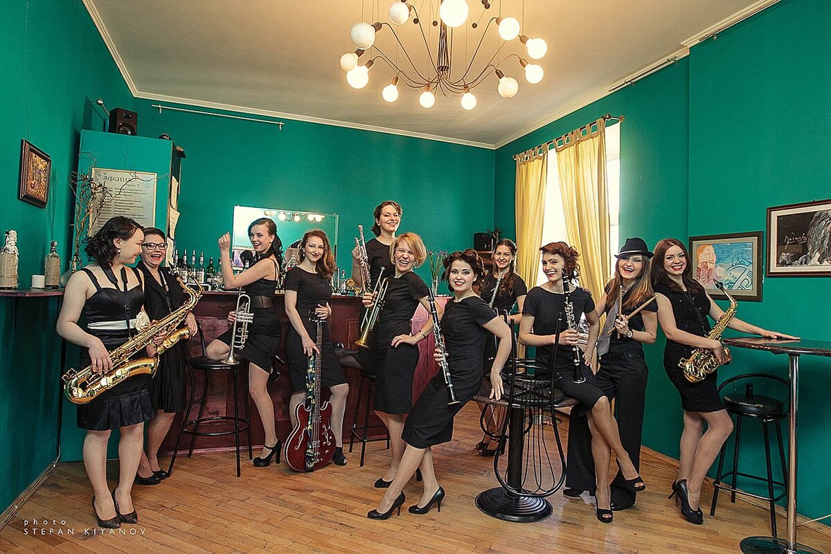 Санкт-Петербургский духовой оркестр девушек "Saint-Petersburg Ladies' Band" 