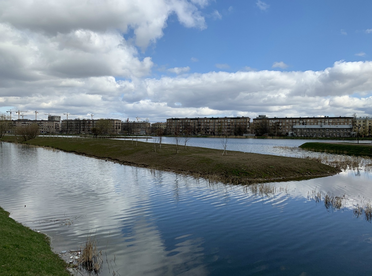 Острова также облагорожены - всего в карьере их три.