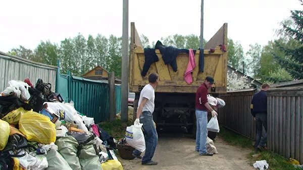 Первое, что нужно понять, если собираетесь превратить свой участок в стратегическую продуктовую базу – это понять, планируете ли вы заготавливать овощи и фрукты впрок или же нуждаетесь только в сезонных плодах.Например, большинство сортов ягод, не считая ремонтантные, будут давать урожай максимум в течение месяца, зато их можно заготовить в виде варенья.Салаты, редис, некоторые виды зелени дают урожай довольно быстро, но хранению почти не подлежат. Зато такие "суровые" овощные культуры как картофель, морковь, белокочанная капуста, свекла, лук и чеснок прекрасно хранятся всю зиму.Поэтому планировать посадки нужно исходя из своих потребностей и планов, а также, разумеется, из размеров участка.Так, на классических 6 сотках можно посадить "суповой набор овощей" (лук, морковь, картошка), а также ягодные кустарники и разнообразие зелени. На 4 сотках и меньше уместятся те же листья салата, огурцы и помидоры, а так же небольшое количество картошки.А вот с плодовыми деревьями и ягодными кустарниками важно не переборщить. Дело в том, что они занимают много места и дают тень, тем самым снижая урожайность остального участка. Кроме того, их саженцы будут стоить в разы больше, чем пакетик семян, так что если огород именно "антикризисный", лучше не пытаться засадить его всем, что на глаза попалось.16 мая 2019, 14:01Ликвидация свалки на 6 сотках, или Как не превратить дачу в помойку