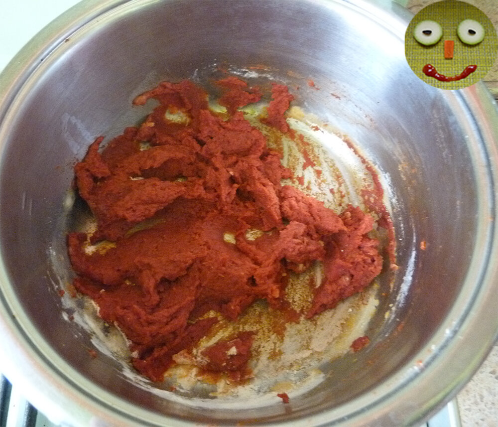 Томатная паста с мукой заметно посветлела