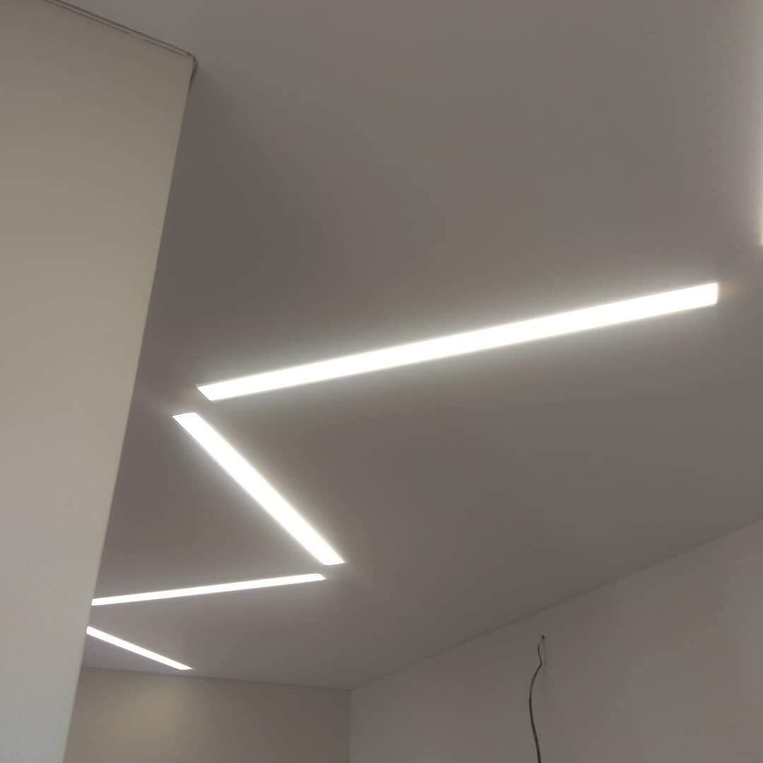 Световые линии в коридоре.