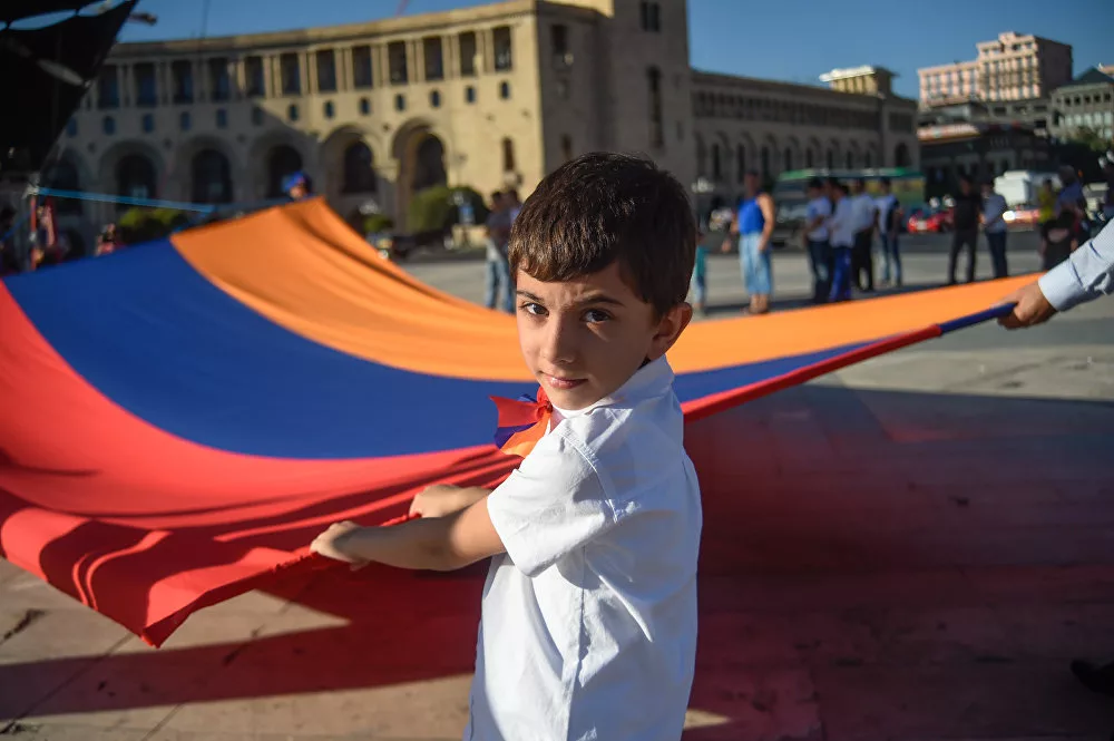 Ереван с детьми. Армянские дети. Армянские дети мальчики. Армения люди. Ребенок с флагом Армении.