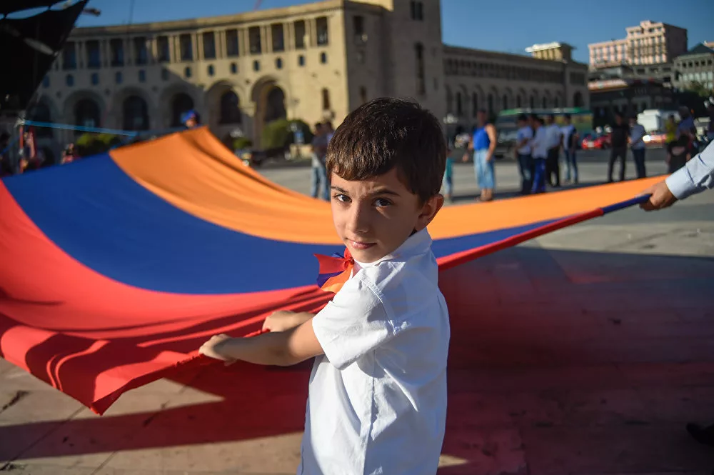 Мальчики армении. Армянские дети. Армянские дети мальчики. Ребенок с армянским флагом. Армения люди.