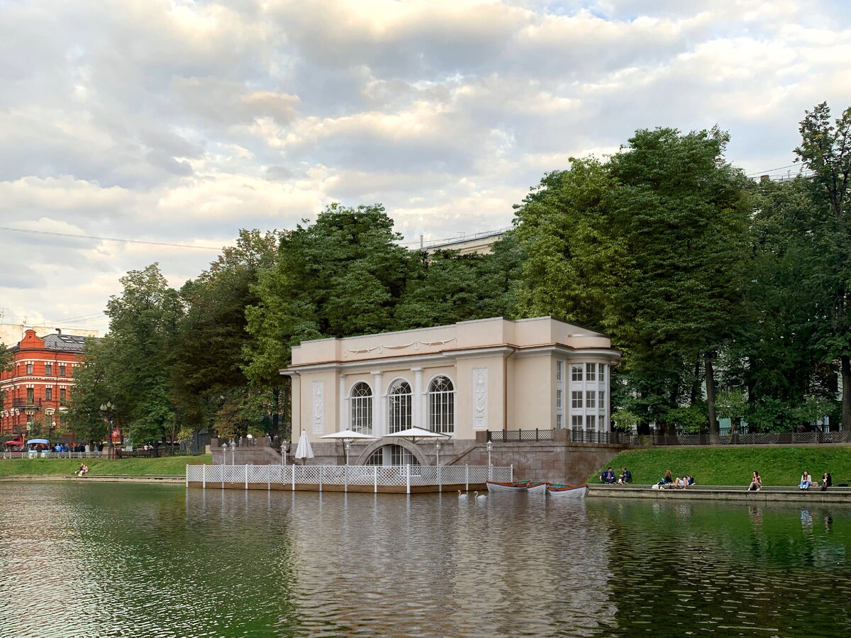двухэтажное здание на патриарших. павильон патриаршие пруды. ресторан pavilion москва патриаршие пруды. павильон патриаршие пруды. павильон патриаршие пруды.