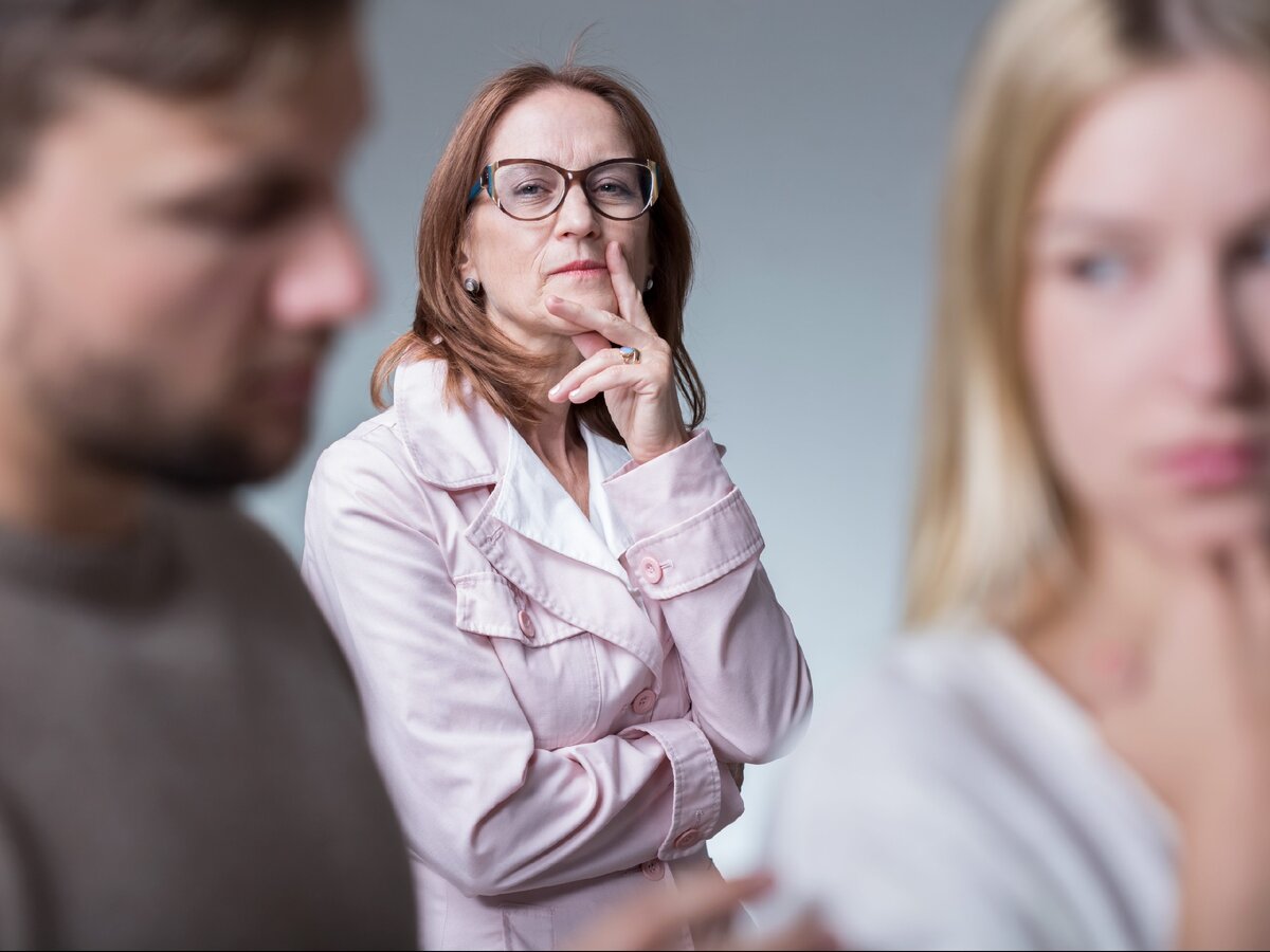 Примерно так за нами наблюдает свекровь