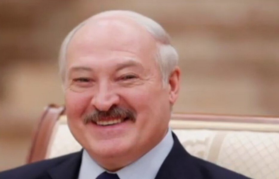 Китайский разрез глаз приделан на фотошопе.