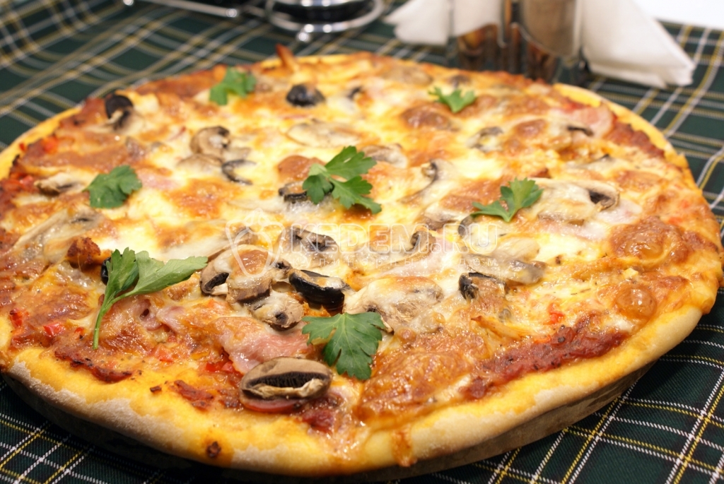 Домашняя пицца 10. Итальянская пицца. Пицца домашняя. Приготовление домашней пиццы. Настоящая итальянская пицца.