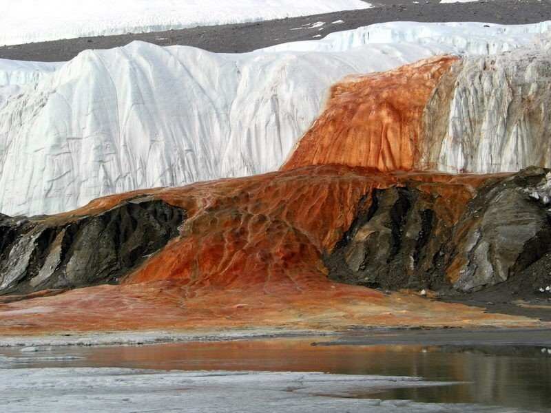 ледник "Кровавый  водопад"