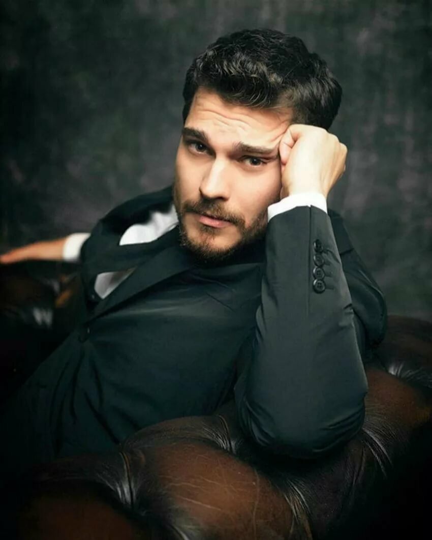 Фото из интернета. Актер Чагатай Улусой.