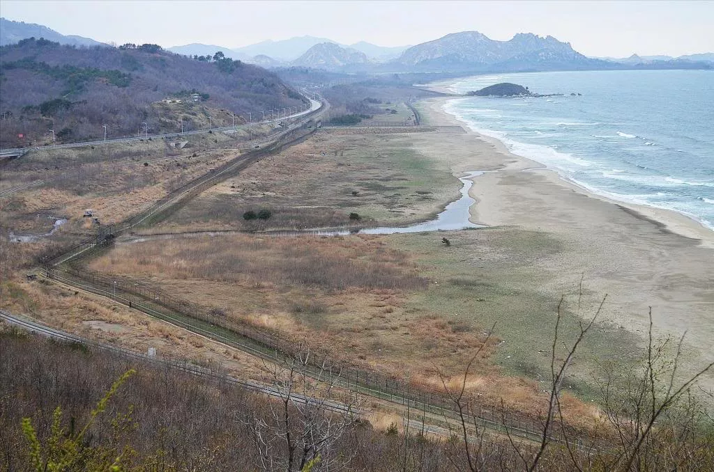 Граница между северной и южной. Северная Корея и Южная Корея граница. Граница Северной и Южной Кореи. Граница КНДР И Южной Кореи. Демилитаризованная зона Северная Корея.