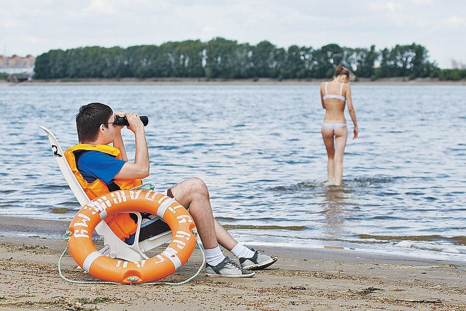 Дежуря спасателем на пляже, 15-летний подросток заработал на учебу в Англии