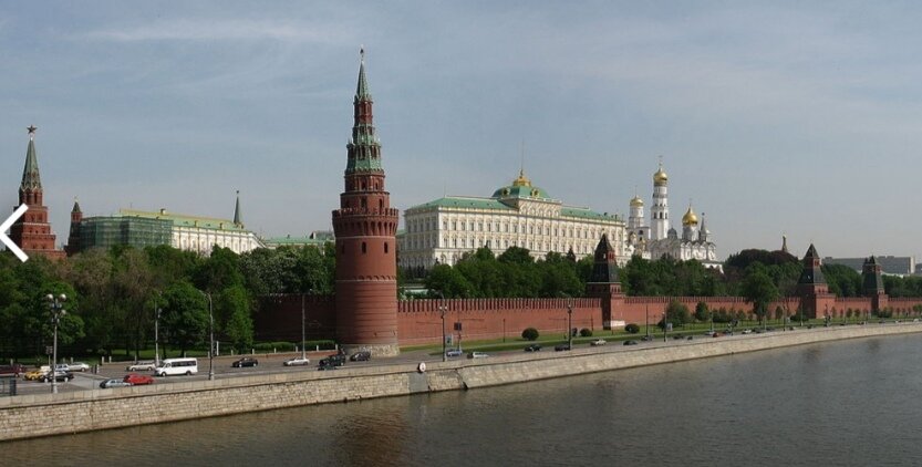 Жительница Москвы Елена Тимофеева получила 13 штрафов при использовании приложения «Социальный мониторинг», которое отслеживает соблюдение карантина. Об этом рассказал «МБХ медиа» координатор «Правозащиты Открытки» Алексей Прянишников, подготовивший Тимофеевой жалобы в суд на постановления Главконтроля. 
Женщине выписали 13 штрафов на общую сумму 52 000 рублей, два из них, согласно имеющимся постановлениям, Тимофеева получила за то, что якобы незаконно покидала пределы своего жилья. При этом женщина выходила из дома только один раз, чтобы пройти разрешенное Указом Мэра Москвы № 12 исследование на компьютерном томографе по направлению врача после того, как ей не предложили доставку на машине скорой помощи.

Тимофеевой пришлось выехать на исследование в 11 часов вечера 3 мая, а вернуться около часа ночи следующего дня. «То есть помимо незаконной попытки привлечь к административной ответственности за выезд на разрешенную компьютерную томографию по направлению врача, Главконтроль пытается наказать за это дважды, не разбираясь в подробностях с целями поездки и игнорируя выписанный в установленном порядке цифровой пропуск», — пояснил Прянишников.

Он добавил, что еще два штрафа Тимофеева получила за выходы из дома, которых не было. «По остальным постановлений пока нет, мы помогли запросить их», — сказал Прянишников.

Пользователям приложения «Социальный мониторинг», которое следит за передвижениями зараженных коронавирусом, с момента его запуска начислили штрафов на общую сумму более 216 млн рублей. В начале мая пользователи пожаловались на сбои в приложении, некоторые сообщали, что им начисляли штрафы за якобы нарушение режима самоизоляции, хотя они никуда не выходили.