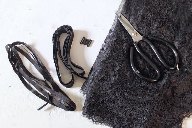 
Примерно снимите мерки с вашей груди. Перенесите размеры треугольных чашечек на бумагу формата А4, добавьте немного на припуски. Вырежьте получившиеся выкройки, примеряйте их и при необходимости, подкорректируйте.
