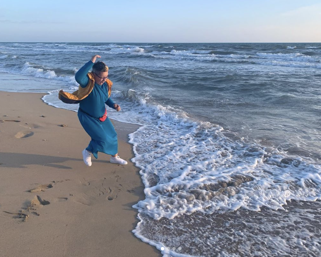 Привет, меня зовут Ольга Скребейко, я главреда Домашнего издательства и очень смешной человек :)