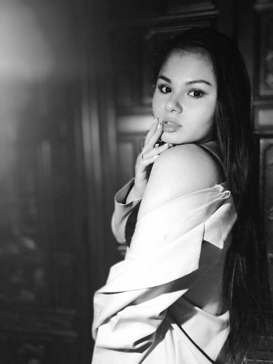 Фото сделать в темноте при помощи обычной настольной лампы. Идея для образа - топ+пиджак