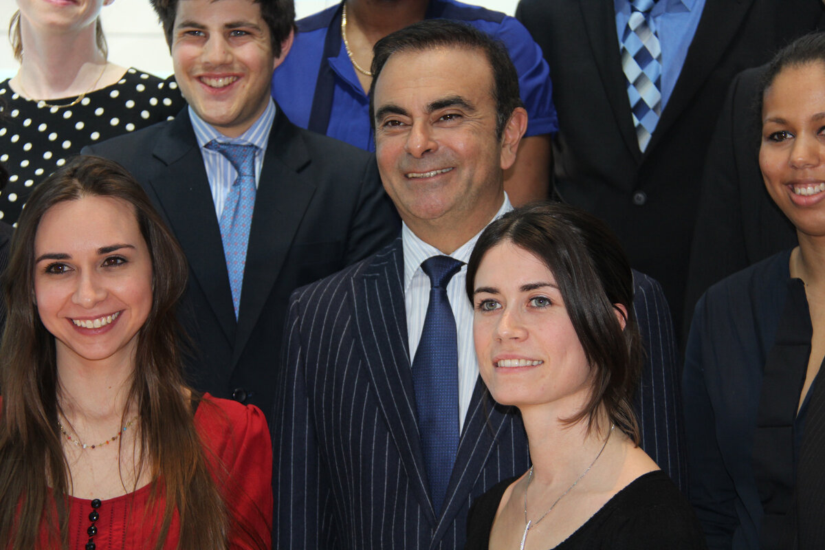 Карлос Гон на пике своей карьеры с молодыми менеджарами, фото я сделал на Женевском автосалоне. 