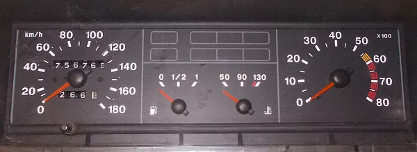 Тахометр в комбинации приборов "высокой" панели автомобиля ВАЗ 21093 (21083, 21099)