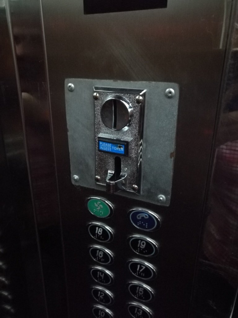 Современный монетоприемник лифта в Батуми (взято из интернета)