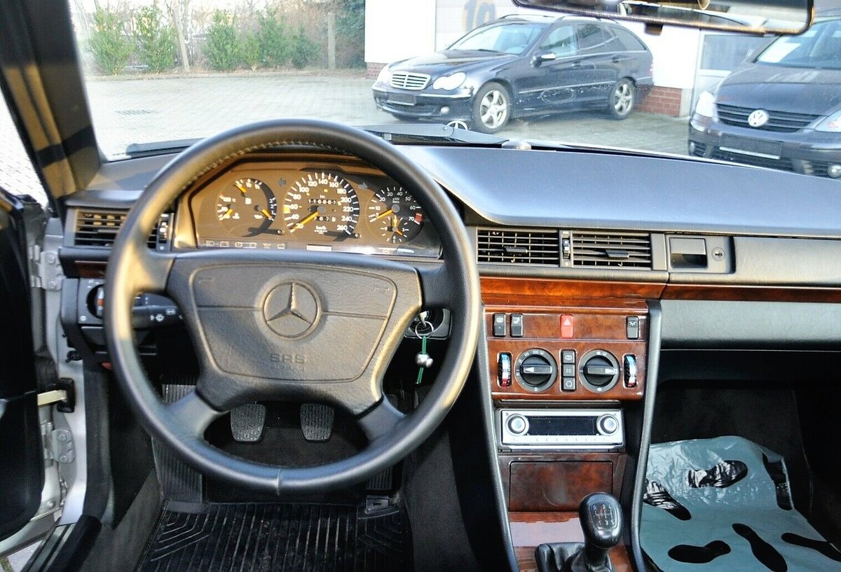 Посадка водителя за рулем Mercedes-Benz E 320 Coupe   МОЛИ ШОП