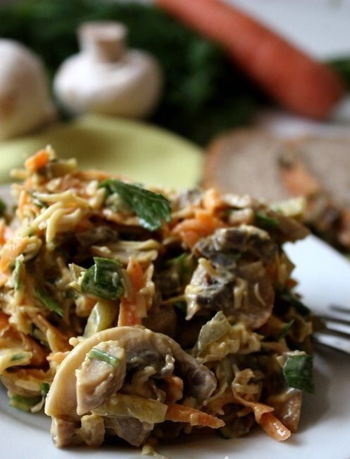 ИНГРЕДИЕНТЫ свежие шампиньоны	
головка лука	
сыр твердый	
морковь	
соленые огурчики	
зелень	
соль, черный перец	
майонез/сметана + горчица (лучше брать пряную)