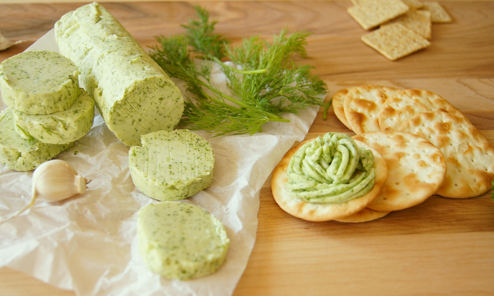 Green butter. Зеленое масло. Зеленое масло с чесноком. Масло с зеленью для бутербродов. Бутерброды с зеленым маслом.