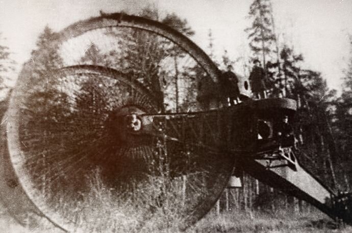 Самым крупным по своим габаритам был российский «Царь-танк». Его разработчик Николай Лебеденко (в честь него машину также иногда называют «танком Лебеденко» или «машиной Лебеденко») неизвестными нам путями добился аудиенции императора Николая ІІ, которая состоялась 8 января (по новому стилю – 21 января) 1915 года. На аудиенцию инженер принес искусно сделанную деревянную самоходную модель своего детища, которая заводилась и двигалась благодаря патефонной пружине.