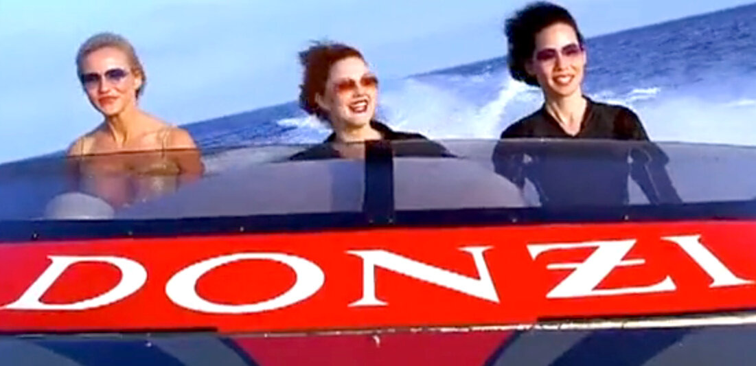 Кадр из кинофильма "Ангелы Чарли", 2000 г., режиссер МакДжи, сценаристы Райан Роу, Эд Соломон, Джон Огаст, композитор Эд Ширмёр. Скриншот кадра для иллюстрации