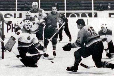 Сборные ФРГ и ГДР определяют, чей флаг лучше, 1963 год.