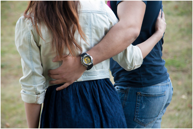 Учитель. Педагог. Кто он? Человек, который оказывает образовательную услугу?  Неудачник, который после школы не сумел никуда пристроится и чтобы время не пропадало, оказался в педагогическом университете и далее по течению в школу? Исполнитель капризов учащихся, их родителей и администрации и из-за боязни быть уволенным? А может  учитель -это наставник , строитель человеческих душ и умов? Мудрый воспитатель, друг для ребенка , который помогает человеку найти себя в этом мире?  Почему то мимо одних учителей дети проходят мимо отводя взгляд, а  к другим бегут через дорогу, чтобы поздороваться.  С одними учителями дети ведут себя привольно, позволяя себе в разговоре грубые слова и инфернальную лексику, а с другими тщательно подбирают выражения, боясь как бы опорочить себя  в глазах учителя ,неумелыми  высказываниями.  И кто больше влияет на жизнь подростков, формируя добрые направления его души: те , которые  «свои в доску» прикольные чуваки или соблюдающие дистанцию и чувство меры?
Итак, история. Обычный ученик. Не отличник, но и на второй год не оставался, радовался тройкам. В школе в меру хулиганистый, худенький, подвижный, но без драк и унижений одноклассников. Немного ленивый – обычный мальчишка – таким мне запомнился Марат. 
Прошла целя жизнь, лет 10 или 15 как Марат покинул родные стены школы. И вот, ВСТРЕЧА.  Идет Марат- крепкий, высокий богатырь. Черная футболка плотно облегающая её статную фигуру, заходил волнами от играющих мышц. Дорогой парфюм заставлял встречных барышень провожать взглядом его хозяина. Но дамочек он не замечает, ведь рядом с ним идет его женщина. Девушка изящная, словно фарфоровая куколка невероятной красоты. Он левой рукой крепко  держит ее за талию , как бы подавая встречным мужчинам посыл : «Она моя!». В правой руке держит  жестяную баночку с пивом. 
Они неспешно прогуливаются. Но дорожка узкая и нам не разминуться. Может он меня не узнает- подумала я. Очень не хотелось нарушать их идиллию. «Здрасте, Марьиванна!»- раздалось громкое  приветствие и лицо Марата растянулось в улыбке, руку с пивом   он быстренько    спрятал  от меня  за своей  спиной , а вторая рука немедленно  спустилась с талии девушки . «Ученик» вытянулся по стойке смирно. Очень растрогала меня тогда реакция Марата. Здоровенный дядька, а встретив своего учителя, растерялся и  включил хорошего ученика. 
