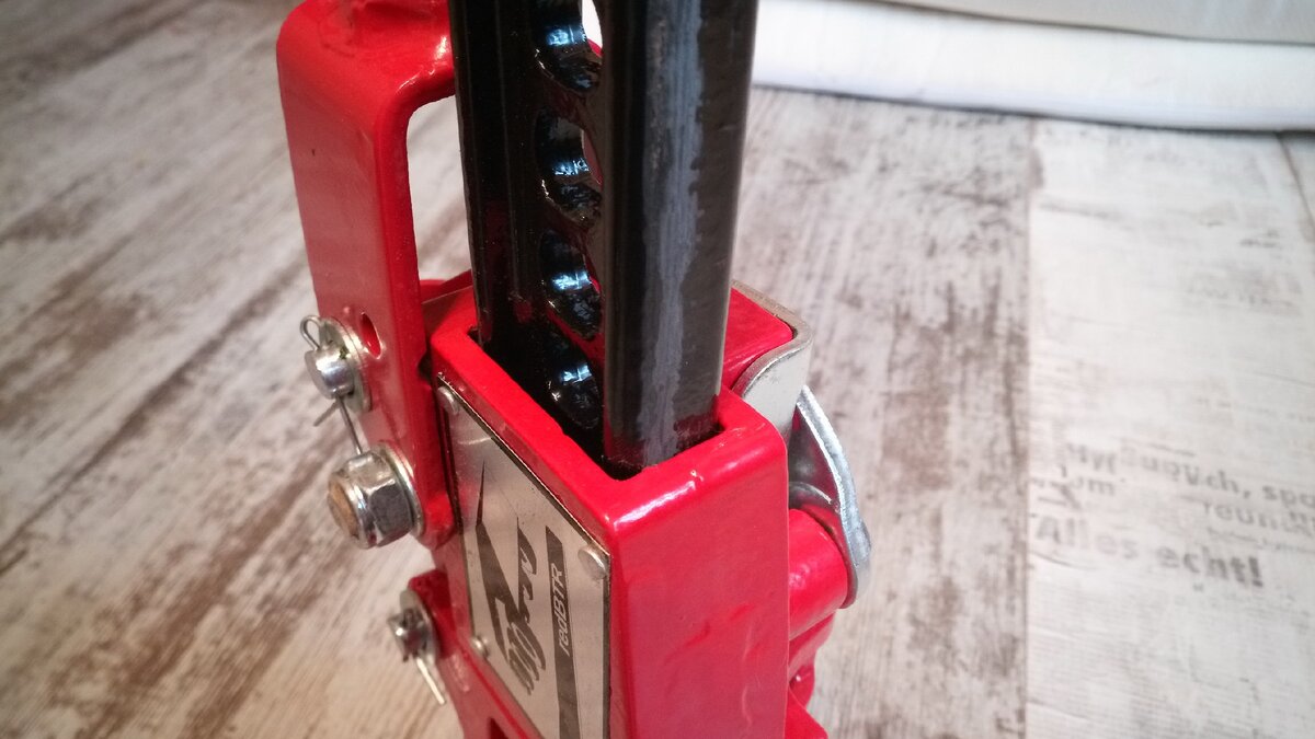 До металла краска на рабочей части рейки так и не сошла.