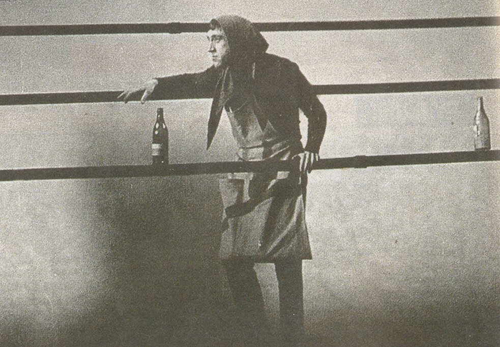 10 февраля 1970 г. Спектакль "Берегите ваши лица", премьера. В. Высоцкий в роли тети Моти. © фото Г. Перьян