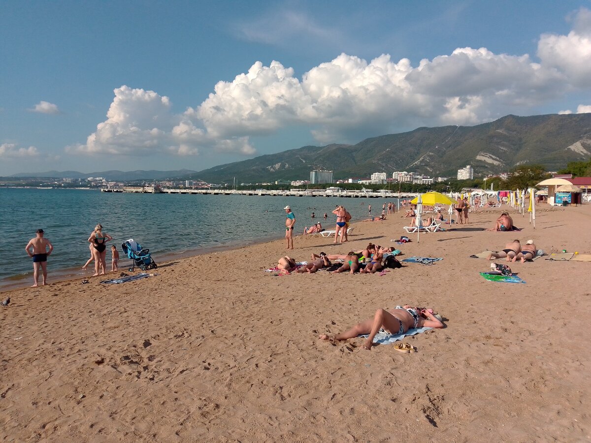 Но на пляжах уже намного меньше народу, чем в летний сезон.