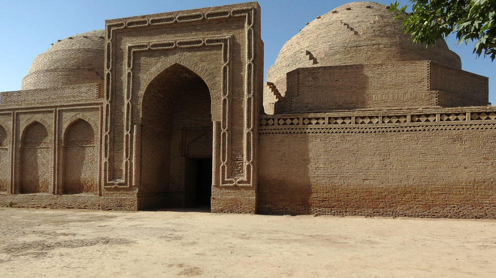 Древний мавзолей Ходжа-Машади. Мавзолей Узген. Мавзолей Караханидов. Узген город Узбекистан. Район балхи
