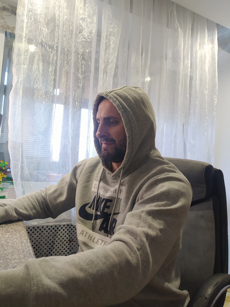 работаю, стыдно перед женой