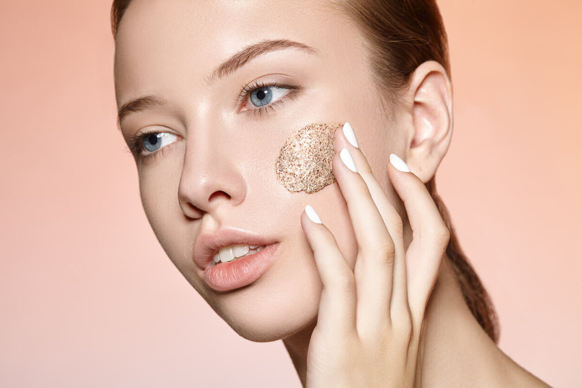 Нанесение скраба на лицо. Скрабирование кожи лица. Скраб для лица. Скрабы и пилинги для лица. Можно использовать скрабы для лица.