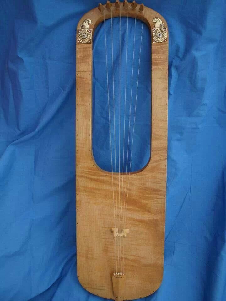 Реконструкция арфы из погребения Саттон-Ху, Великобритания, VII век.