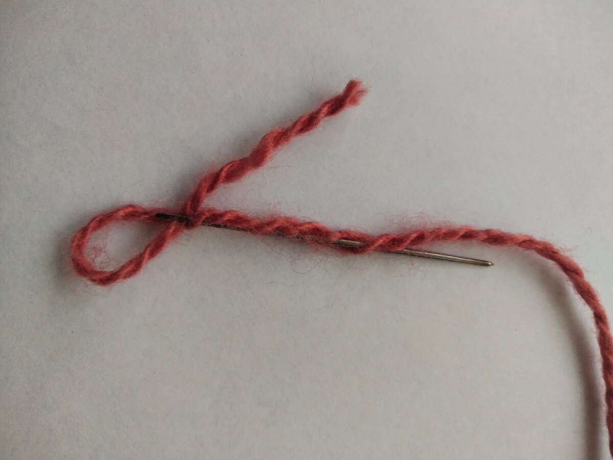 	Делаем небольшую петельку и вводим иглу между волокон на 3 – 5 см.