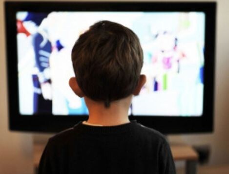 Школьник смотрит ТВ (фото для иллюстрации)