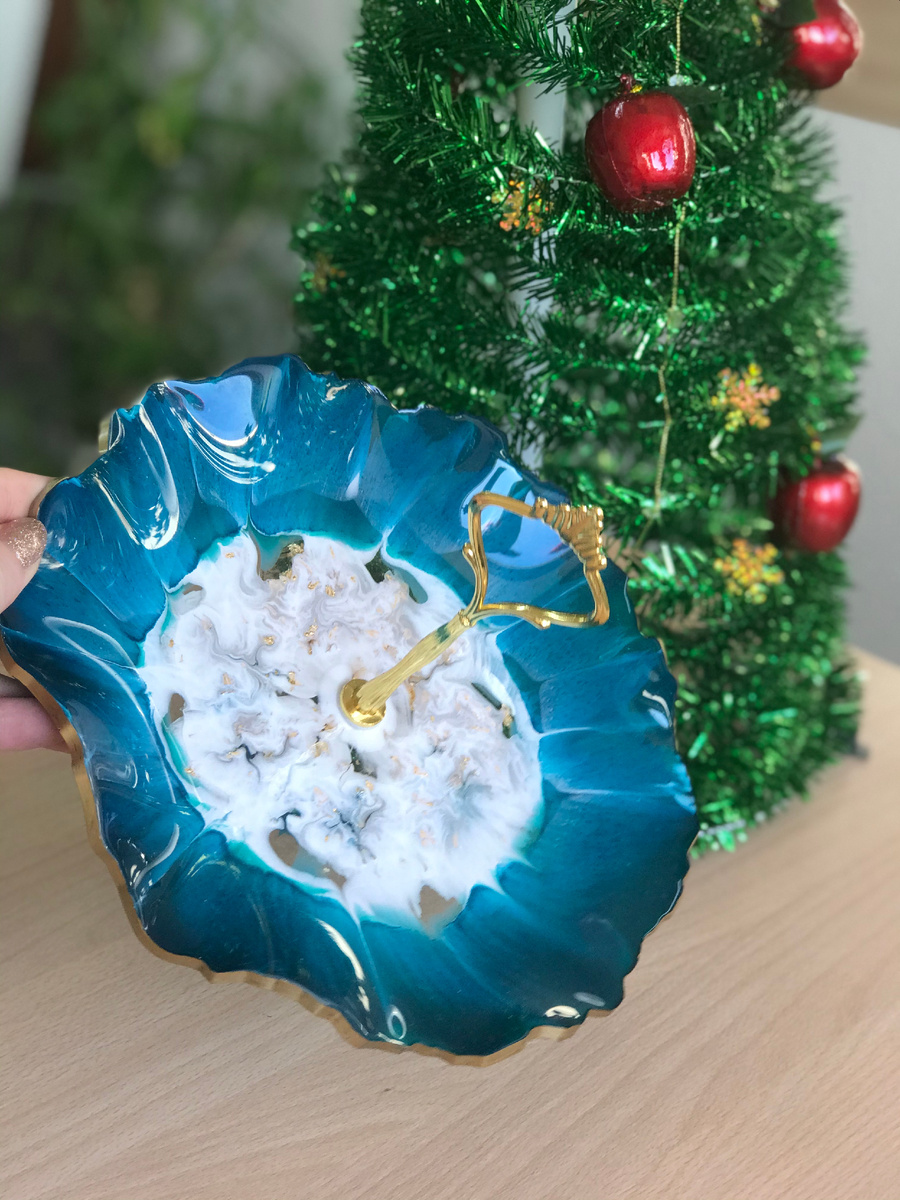 Фото из личного архива. Сервировочная тарелка с гнутым краем и держателем