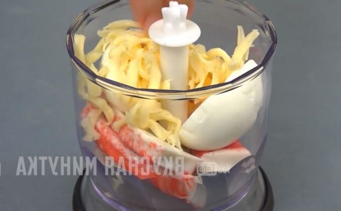 1. В чашу блендера добавляем крабовые палочки, яйцо, сыр и майонез. Все хорошенько взбиваем до состояния пасты.