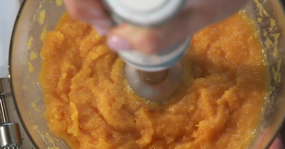 Обжаренную тыкву заливаем кипятком и доводим до мягкости. Сливаем у тыкву лишнюю жидкость и пюрируем.
