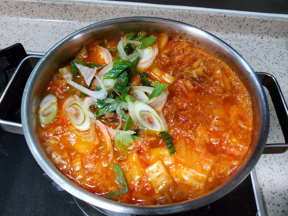 Кимчи чиге с тунцом ☆Корейский острый суп ☆ 참치김치찌개☆ | Немного здесь,  немного там | Дзен