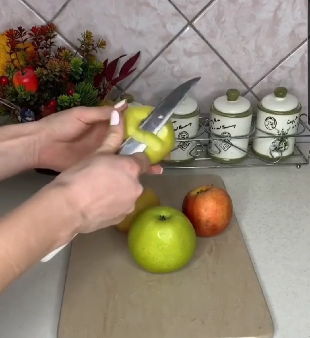 Яблоки очищаем и режем на мелкие кубики.