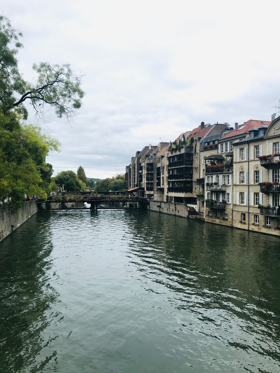 Знаменитая набережная реки Мозель в Меце