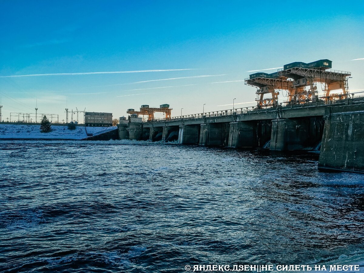В правой части фото расположена водосливная плотина, а слева виднеется сама ГЭС
