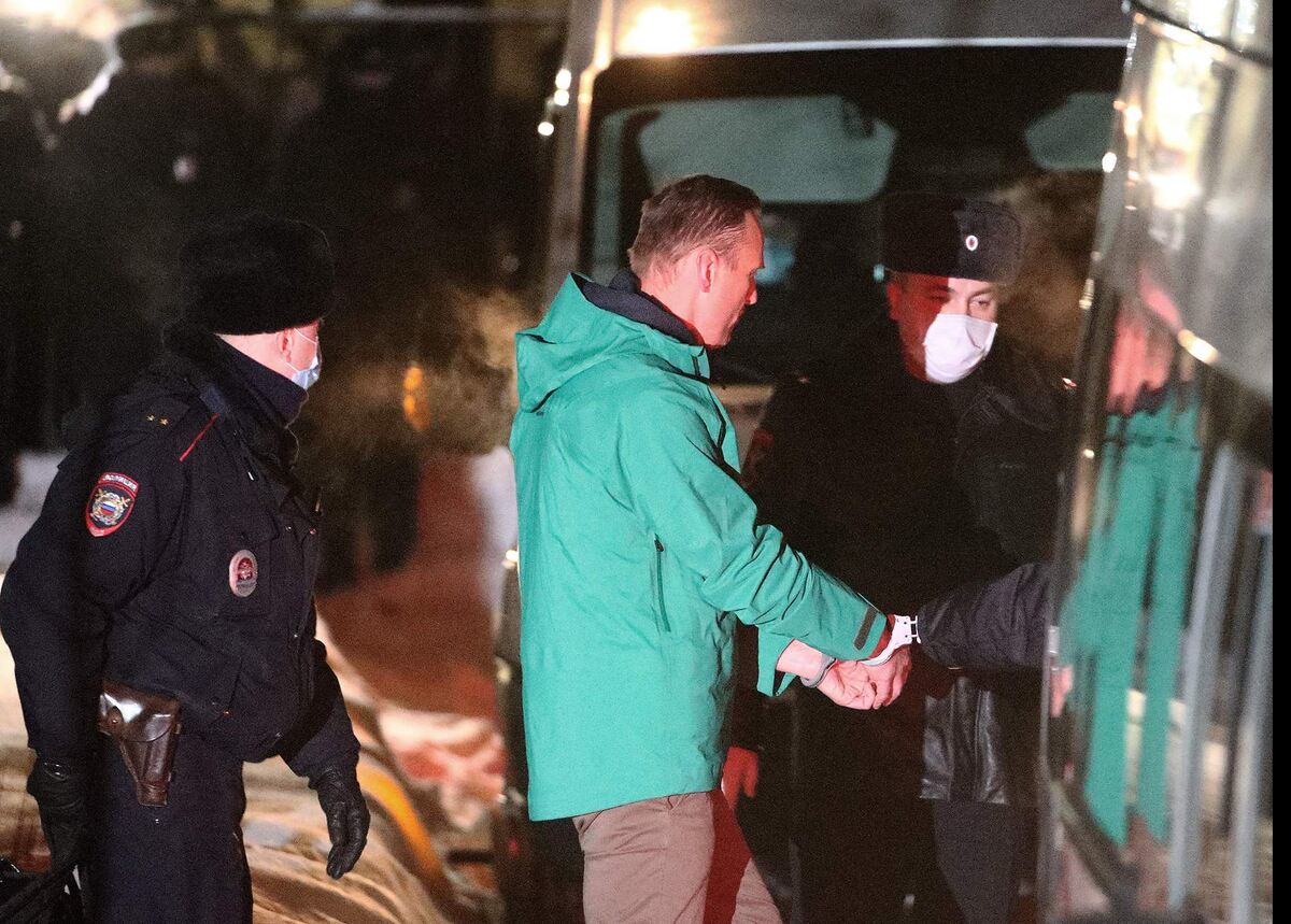 Ведут Навального в суд