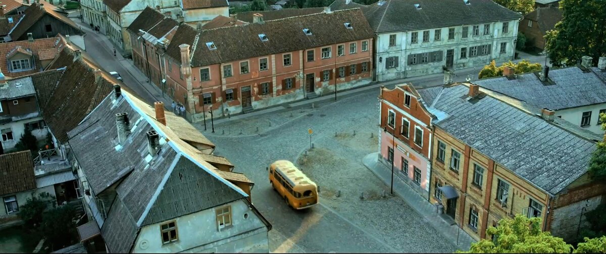 Автобус с Цоем отправляется в Ленинград. Кадр из к/ф «Цой».