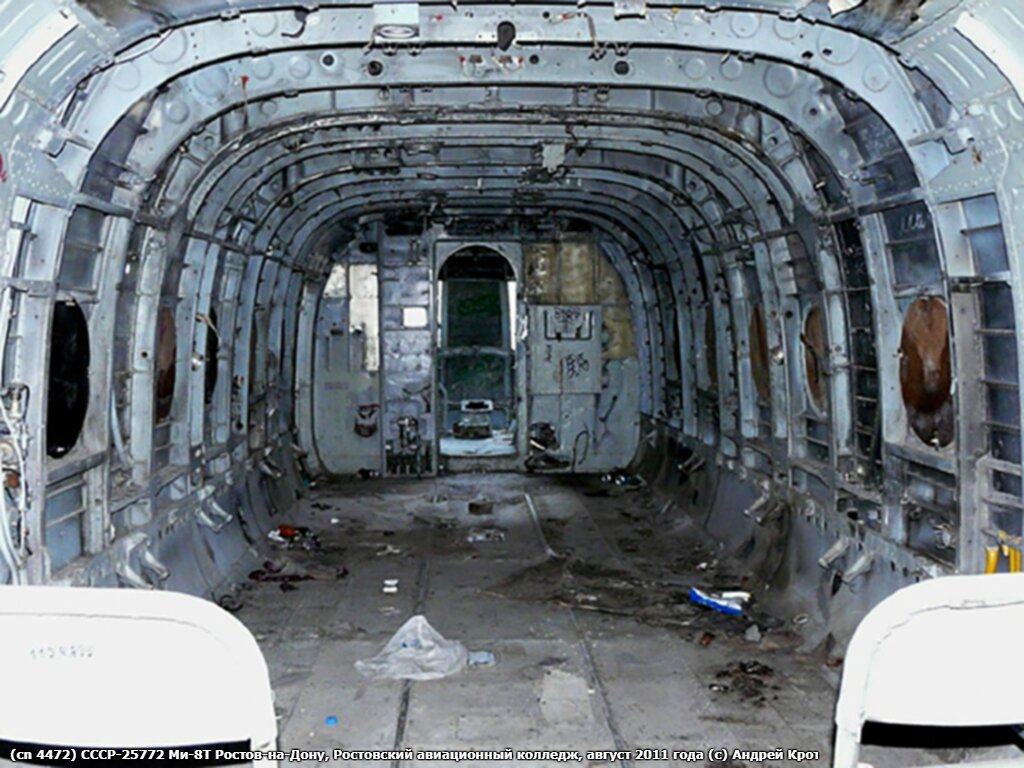 Внутри вертолета Ми-8Т СССР-25772 в Ростовском авиационном колледже в 2011 году