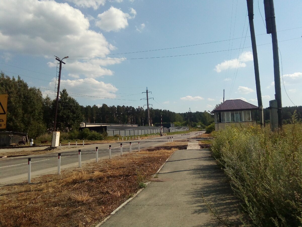 Переезд через ПЖД. Пути уходят на Берёзовский до ЦОФа через БЗСК