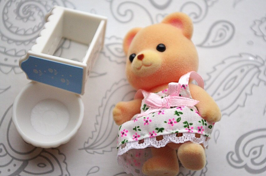 Фигурка медведицы высотой  7,5 см